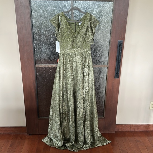MAC DUGGAL EMBROIDERED‎ FLUTTER V-NECK FLUTTER SLEEVE GOWN OLIVE size 8 20310 - Picture 7 of 15